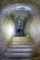 Treppe durch einen dunklen Gang in einem Bunker