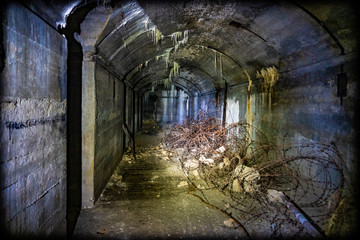 Naklejka premium Müll und Schrott lagert in einem alten Bunker