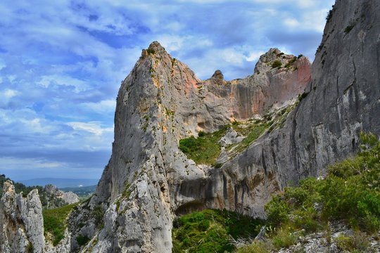 Beautiful pink rock in Orgon. Perfect place for sport climbers. 