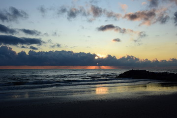 Obraz premium Sonnenaufgang über dem Meer mit atemberaubender Wolkenstimmung