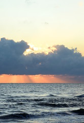 Sonnenaufgang - Wolkenspiel über dem Meer