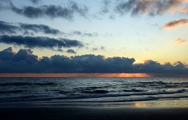 Fototapeta premium Sonnenaufgang über dem Meer mit atemberaubender Wolkenstimmung