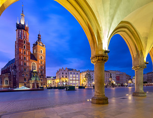 Naklejka premium Krakow. St. Mary's Church and market square at dawn.