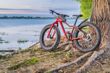 Fototapeta na wymiar fat mountain bike on a lake shore