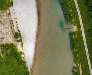 Eine Sandbank an der Isar Nähe München von oben