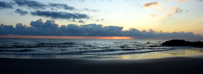 Sonnenaufgang über dem Meer mit atemberaubender Wolkenstimmung