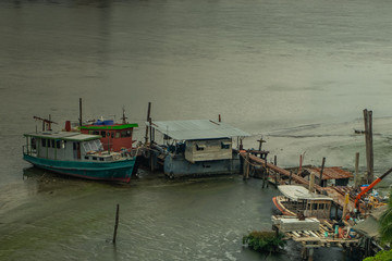 Fototapeta na wymiar Many boats docked in the Chao Phraya River in the afternoon.