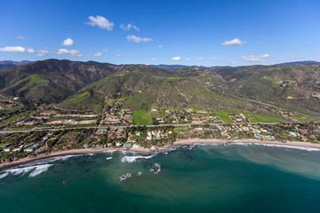 Obraz premium Aerial view of shoreline homes and estates on the north end of Malibu on the scenic Southern California coast.