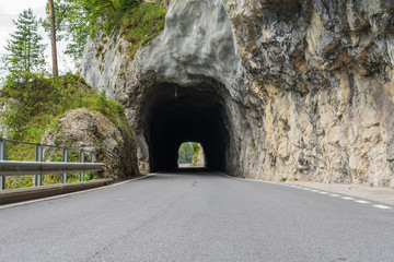 Strasse dürch Tunnel im Berg