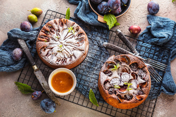 Großaufnahme der köstlichen süßen Frucht torte mit Pflaumen (zwetschgen )