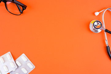 Medikamente Brille und Stethoskop beim Arzt auf dem Schreibtisch