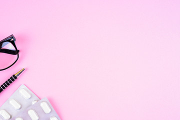 Obraz na płótnie Canvas Medikamente auf einem rosa Hintergrund