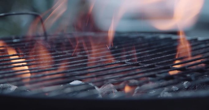 Neu angez&uuml;ndeter Grill