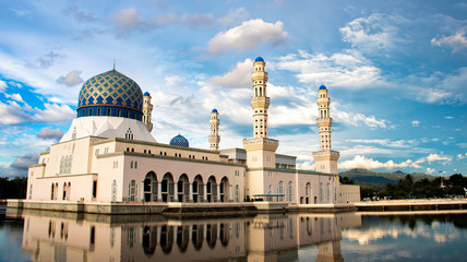 Naklejka premium Beautiful mosque on the water in Malaysia