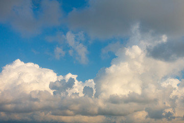 sfondo cielo blu con le nuvole bianche