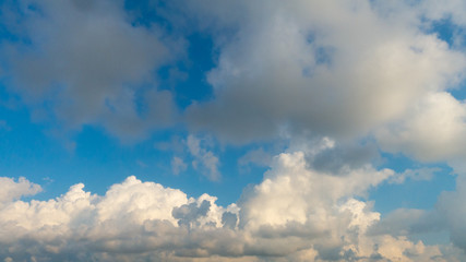cielo azzurro nuvole