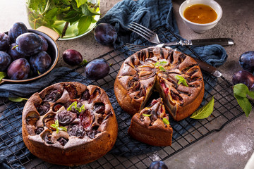 Großaufnahme der köstlichen süßen Frucht torte mit Pflaumen (zwetschgen )