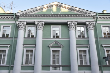Fototapeta na wymiar Palais à colonnes à Saint-Pétersbourg, Russie
