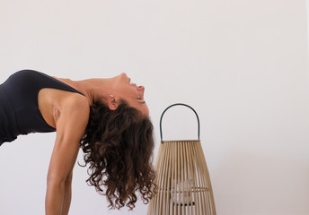 Maestra de yoga realizando ejercicios en interior