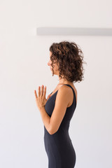 Maestra de yoga realizando ejercicios en interior