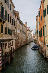Fototapeta na wymiar Venezada Italia uma cidade unica com seus canais que são usados como ruas e avenidas com um frenetico vai e vem de embarcações. Uma das cidades mais bonitas da Italia