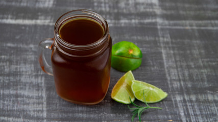 Té de limón con limones en la mesa