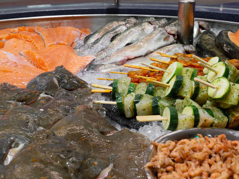 Fischbuffet verkaufsf&ouml;rdernd pr&auml;sentiert