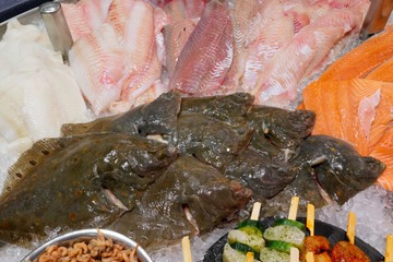 Fischbuffet verkaufsfördernd präsentiert