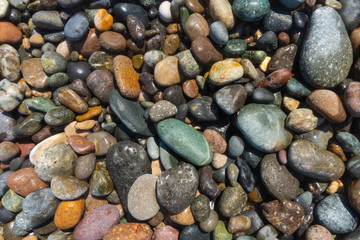 spiaggia ciottoli colorati