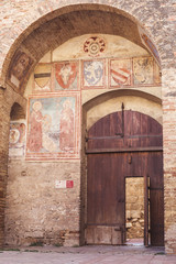 Fototapeta na wymiar tuscany door and family crest