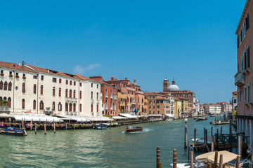Fototapeta na wymiar Wasserstadt Venedig mit Canal Grande mit Gondeln und Motorbooten