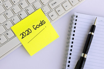2020 Goals text on note pad
