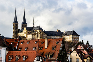Obraz premium The Imperial Cathedral of Bamberg and the roofs of houses. Germany