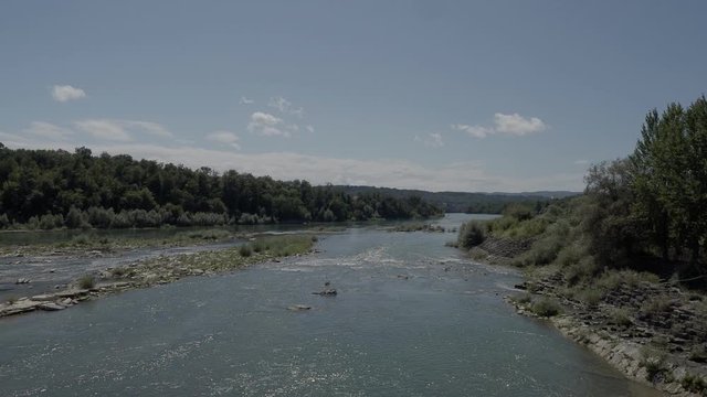 Le cours de l'ancien lit du Rhin entre les rives de Rheinfelden entre Suisse et Allemagne vues depuis le barrage hydro&eacute;lectrique