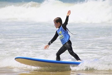 Jeune garçon qui apprend à faire du surf