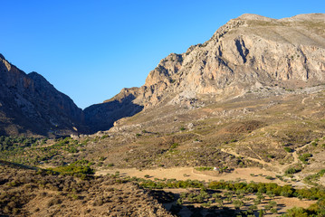 Paysage Crétois avec des montagnes et du désert en Grèce