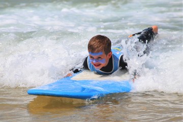 Jeune garçon qui débute l'apprentissage du surf