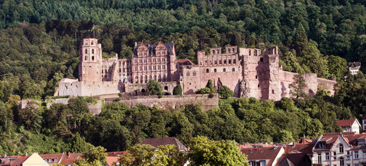 View over the Nekar to the Heidelberg Castle and the old town_Heidelberg, Baden Wuerttemberg, Germany