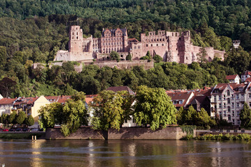 Obraz premium View over the Nekar to the Heidelberg Castle and the old town_Heidelberg, Baden Wuerttemberg, Germany