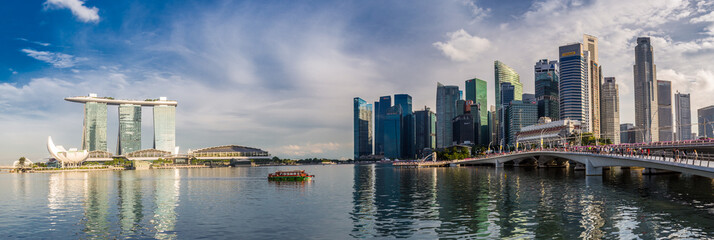 Obraz na płótnie Canvas Views of the Marina Bay promenade in Singapore