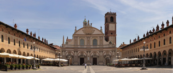 Obraz premium vigevano, piazza ducale, włochy, wioska vigevano, plac książęcy, włochy