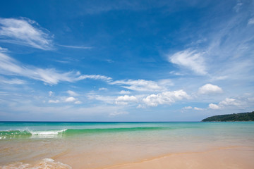 Fototapeta premium Piękna tropikalna plaża w Phuket, Tajlandia