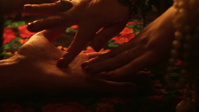 Clairvoyant Fortune Teller Predicts Fate To Her Credulity Client