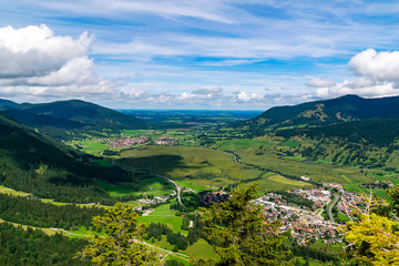 Der Ausblick vom Gipfel des Kofel auf Oberammergau und Unterammergau