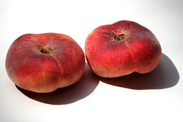 Plattpfirsiche (Prunus persica var. platycarpa)