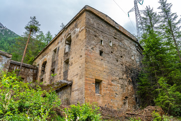 Fototapeta na wymiar Verfallenes Gebäude eines historischen Bunkers
