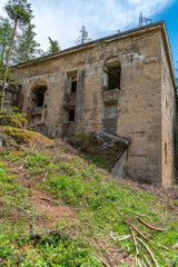 Fototapeta na wymiar Ruine eines Gebäudes an einem Hang