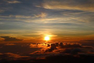 Sonnenaufgang vom Gipfel des Gunung Rinjani Vulkans in Indonesien (Lombok)