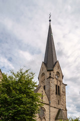 Fototapeta na wymiar Markuskirche in Braubach am Rhein vor blauem Himmel mit weißen Wolken