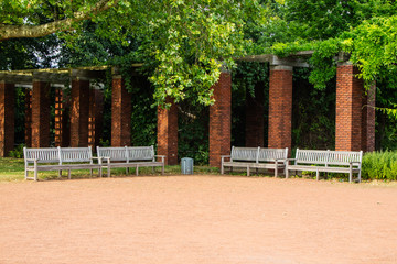 Bancos de jardim em um parque arborizado ótimo para descanso, ao redor do mundo (coleção de...